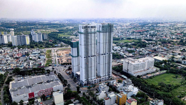 Green Skyline sở hữu vị trí đắc địa đối diện đại siêu thị và gần Bệnh viện Quốc tế Hoàn Mỹ, trong khu vực dân cư hiện hữu sầm uất